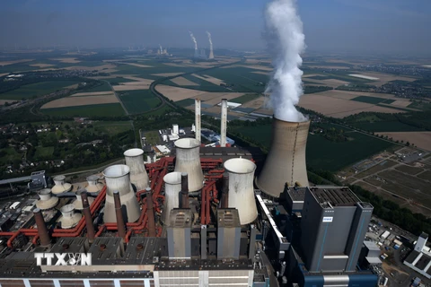Toàn cảnh nhà máy điện than của Tập đoàn RWE ở Niederaussem, miền Tây Đức. Đức đã lựa chọn tập đoàn năng lượng RWE và Uniper để đặt 3 trạm khí tự nhiên hóa lỏng nổi. Những điểm này có thể tiếp nhận khí hóa lỏng từ các tàu chở dầu và đưa chúng trở lại dạng