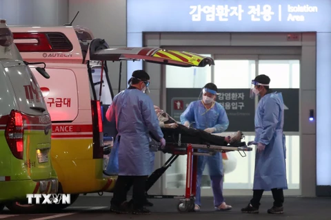 Chuyển bệnh nhân nhiễm COVID-19 tới bệnh viện ở Seoul, Hàn Quốc. (Ảnh: THX/TTXVN)