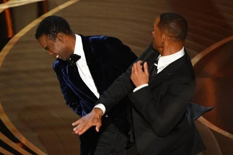 Will Smith thẳng tay tát Chris Rock trên sân khấu lễ trao giải Oscar