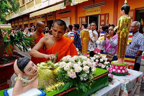 Người Khmer tắm tượng Phật trong ngày Tết Chôl Chnăm Thmây. (Ảnh: Thế Anh/TTXVN)