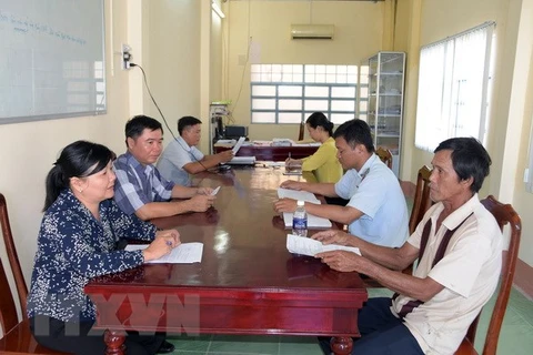 Ban tiếp công dân huyện An Biên, Kiên Giang tiếp hộ dân trên địa bàn huyện. (Ảnh: Lê Sen/TTXVN)