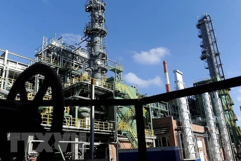 Một nhà máy lọc dầu của Nga ở vùng Astrakhan. (Ảnh: TASS/TTXVN)