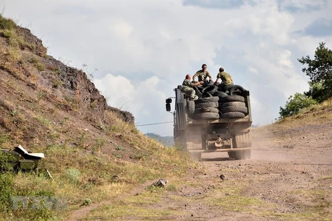 Binh sỹ Armenia tại khu vực gần biên giới Armenia-Azerbaijan. (Ảnh: AFP/TTXVN) 