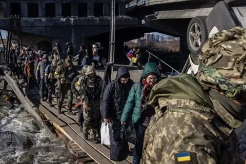 Sơ tán người dân khỏi thành phố chiến sự Mariupol, miền Đông Ukraine. (Ảnh: Dayto News/TTXVN)