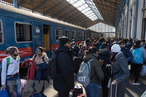 Người dân sơ tán khỏi Ukraine tới nhà ga ở Budapest, Hungary. (Ảnh: THX/TTXVN)
