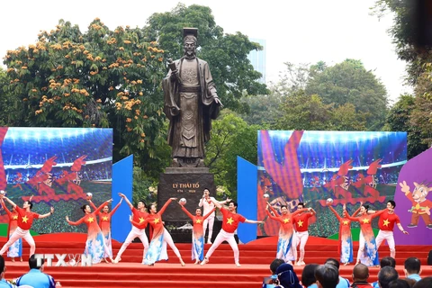 Hãy tỏa sáng - Bài hát chính thức của SEA Games 31, sáng tác của nhạc sỹ Huy Tuấn được ca sỹ Tôn Sơn cùng vũ đoàn Flower trình bày. (Ảnh: Hoàng Hiếu/TTXVN) 