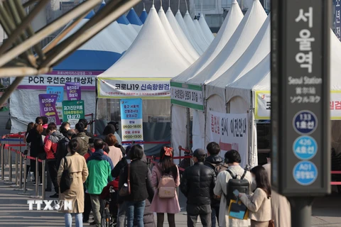 Người dân xếp hàng chờ xét nghiệm COVID-19 tại Seoul, Hàn Quốc, ngày 4/4/2022. (Ảnh: Yonhap/TTXVN)
