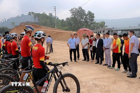 Đoàn công tác Ban tổ chức SEA Games 31 trao đổi, động viên các vận động viên đội tuyển xe đạp Việt Nam đang tập luyện nội dung xe đạp địa hình. (Ảnh: Thanh Hải/TTXVN) 