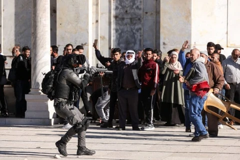 Một binh sỹ thuộc lực lượng an ninh Israel trong vụ đụng độ với người Palestine tại Đền thờ Al Aqsa. (Nguồn: Reuters)