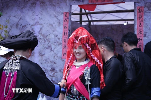 Tái hiện đám cưới của đồng bào dân tộc Dao huyện Sìn Hồ. (Ảnh: Quý Trung/TTXVN)