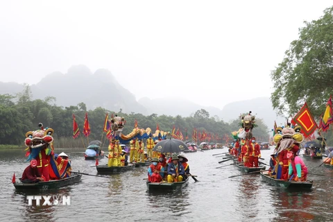 Nghi lễ rước thuyền rồng trên sông Sào Khê thuộc Quần thể danh thắng Tràng An. (Ảnh: Đức Phương/TTXVN)