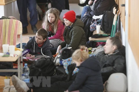 Người dân sơ tán tới khu tạm trú ở gần Mariupol, Ukraine, ngày 17/3/2022. (Ảnh: THX/TTXVN) 