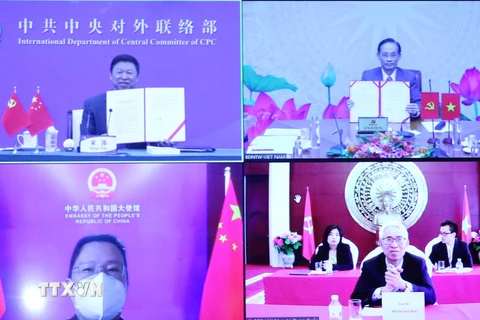 Trưởng Ban Đối ngoại Trung ương Lê Hoài Trung và Trưởng Ban Liên lạc Đối ngoại Trung ương Trung Quốc Tống Đào ký kết trực tuyến kế hoạch hợp tác giữa hai Đảng. (Ảnh: Phương Hoa/TTXVN)