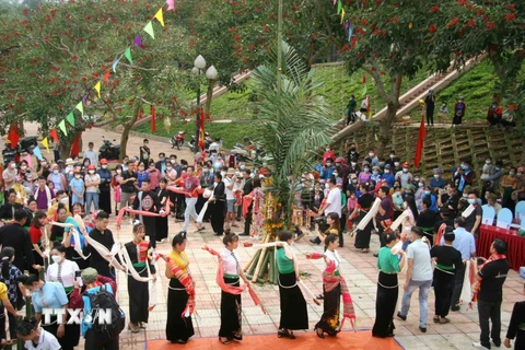 Lễ hội Kin Pang có nhiều nghi lễ, trò diễn, điệu múa, phản ánh quan niệm tín ngưỡng, tư duy sáng tạo của người Thái đen ở Than Uyên. (Ảnh: Đinh Thùy/TTXVN)