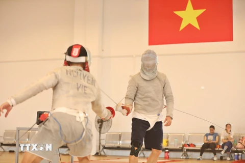 Hai kiếm thủ kỳ cựu Vũ Thành An (bên phải) và Nguyễn Xuân Lợi đang nỗ lực tập luyện để hướng tới mục tiêu giành huy chương vàng tại SEA Games 31. ( Ảnh: Minh Quyết/TTXVN) 