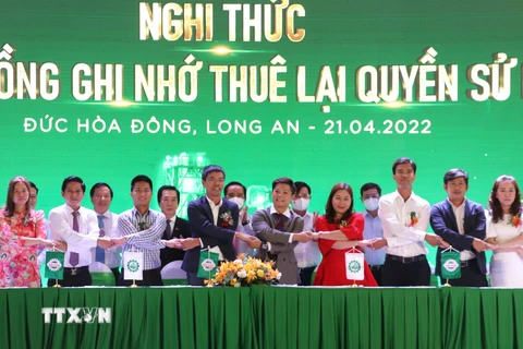 Các doanh nghiệp ký kết hợp đồng nguyên tắc đầu tư vào khu công nghiệp Nam Thuận. (Ảnh: Bùi Giang/TTXVN)