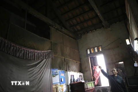 Căn nhà của bà Hoàng Thị Bún tại chung cư số 181 đường Hoàng Văn Thụ, thành phố Nam Định bị hư hỏng nặng, thuộc diện nhà chung cư phải phá dỡ do có nhà nguy hiểm cấp D. (Ảnh: Công Luật/TTXVN) 