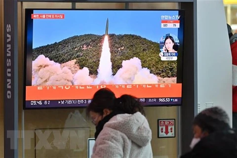 Người dân theo dõi qua truyền hình tại nhà ga Seoul (Hàn Quốc) một vụ phóng thử tên lửa của Triều Tiên, ngày 17/1/2022. (Ảnh: AFP/TTXVN)