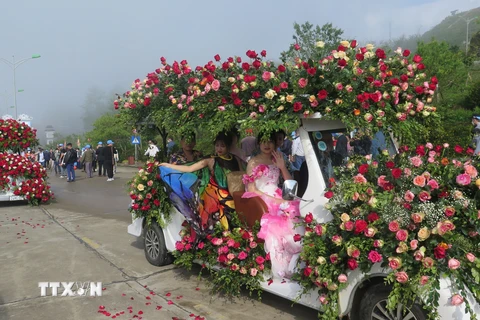 Diễu hành xe hoa trong lễ khai mạc lễ hội mùa hè Sa Pa năm 2022. (Ảnh: Hồng Ninh/TTXVN)