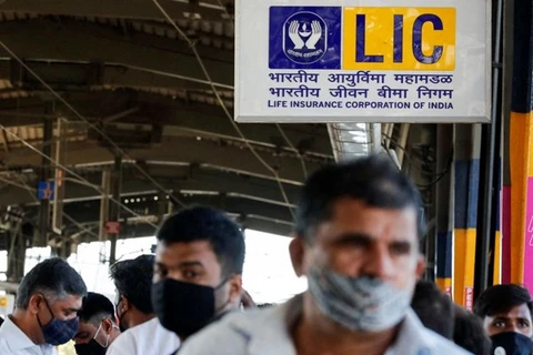 Biển biểu tượng của Tập đoàn Bảo hiểm Nhân thọ Ấn Độ tại một ga tàu điện ngầm tại Mumbai (Ấn Độ). (Nguồn: Reuters)
