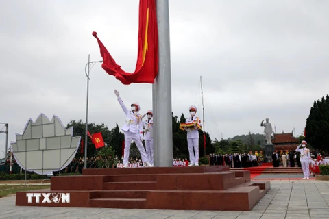 Nghi lễ thượng cờ tại Khu di tích lịch sử Quốc gia đặc biệt Tượng đài Bác Hồ,huyện đảo Cô Tô. (Ảnh: TTXVN phát)