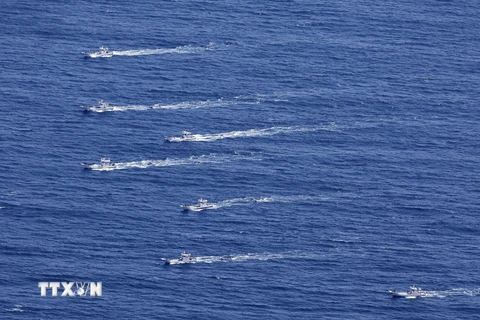 Các tàu cá tham gia tìm kiếm nạn nhân mất tích sau vụ chìm tàu du lịch Kazu I ở ngoài khơi bờ biển Hokkaido, Nhật Bản ngày 24/4. (Ảnh: Kyodo/TTXVN)