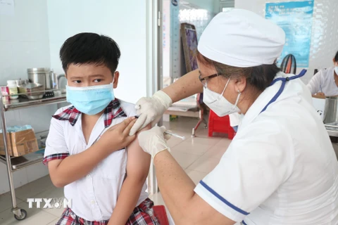 Tiêm vaccine phòng COVID-19 cho học sinh lớp 5 tại xã Đại Điền, huyện Thạnh Phú, tỉnh Bến Tre. (Ảnh: Chương Đài/TTXVN)