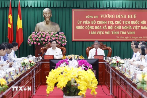 Quang cảnh buổi làm việc của Chủ tịch Quốc hội Vương Đình Huệ với Ban Thường vụ Tỉnh ủy Trà Vinh. (Ảnh: Doãn Tấn/TTXVN) 