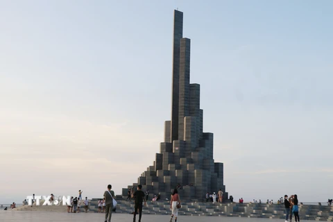 Tháp Nghinh Phong tọa lạc tại bãi biển phường 9, dường Nguyễn Hữu Thọ, thành phố Tuy Hòa. (Ảnh: Phạm Cường/TTXVN) 