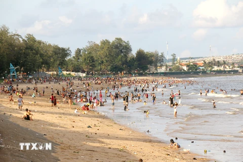 Bãi biển ở Bình Thuận nhộn nhịp du khách tắm biển. (Ảnh: Nguyễn Thanh/TTXVN) 