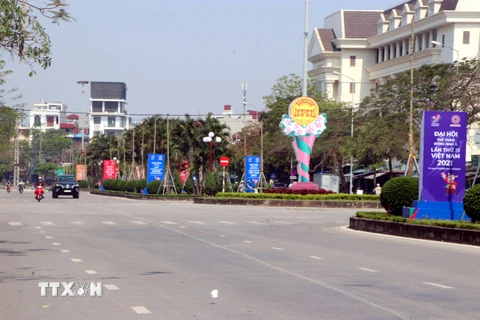 Lắp đặt pano tuyên truyền về SEA Games trên các tuyến phố chính ở thành phố Hải Dương. (Ảnh: Mạnh Tú/TTXVN)