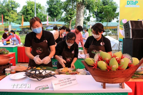 Đội tham gia dự thi chế biến món ăn từ nguyên liệu xoài Cao Lãnh. (Ảnh: Nhựt An/TTXVN)