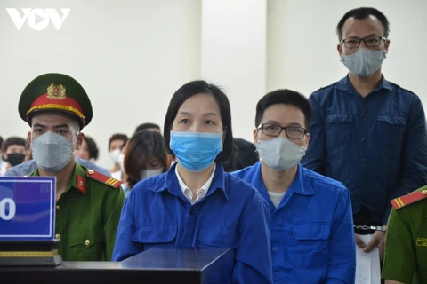 Bị cáo Nguyễn Thị Hà Thành (giữa) cùng nhóm cựu cán bộ ngân hàng hầu tòa ngày 4/5. (Nguồn: VOV)