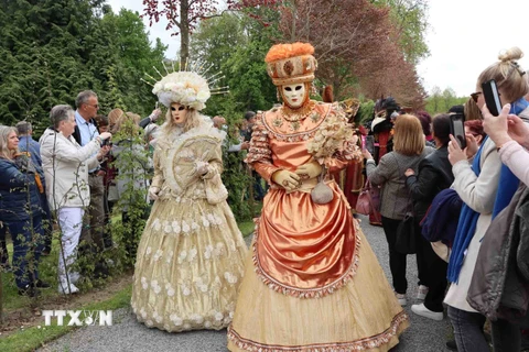 Hơn 100 diễn viên nghiệp dư đến từ khắp các quốc gia châu Âu tham gia diễu hành với mặt nạ và trang phục cổ điển sặc sỡ. (Ảnh: Hương Giang/TTXVN) 