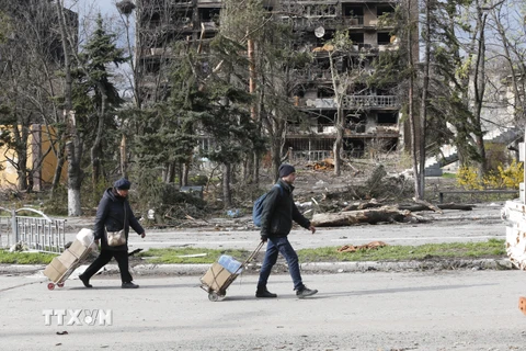 Người dân sơ tán khỏi thành phố Mariupol, Ukraine ngày 22/4/2022. (Ảnh: THX/TTXVN)