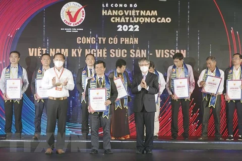 Đại diện các doanh nghiệp nhận chứng nhận Doanh nghiệp Hàng Việt Nam chất lượng cao năm 2022. (Ảnh: Mỹ Phương/TTXVN) 