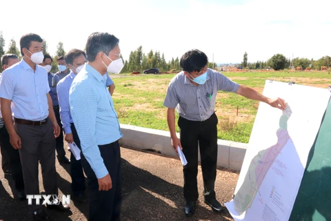 Chủ tịch UBND tỉnh Bình Thuận Lê Tuấn Phong (giữa) kiểm tra thực tế dự án làm mới đường trục ven biển ĐT.719B đoạn Phan Thiết- Kê Gà. (Ảnh: Nguyễn Thanh/TTXVN)