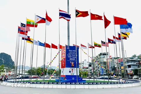 Cờ tổ quốc của các quốc gia thi đấu SEA Games 31 treo tại các khu vực trung tâm. (Ảnh: TTXVN phát) 