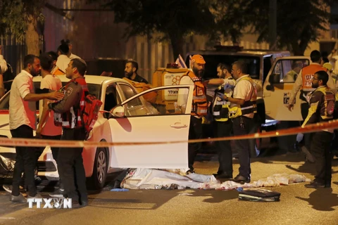 Cảnh sát và nhân viên y tế Israel làm nhiệm vụ tại hiện trường vụ tấn công ở thành phố Elad tối 5/5/2022. (Ảnh: AFP/TTXVN)