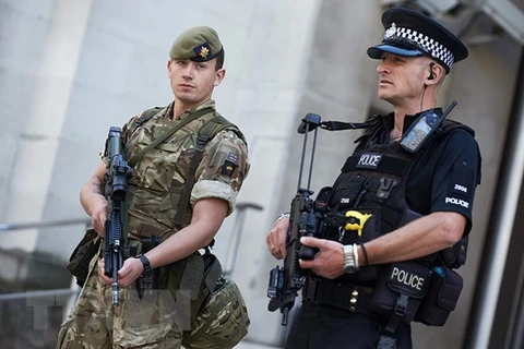 Cảnh sát và quân đội Anh. (Nguồn: AFP/TTXVN)