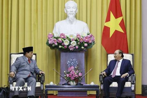 Chủ tịch nước Nguyễn Xuân Phúc tiếp Bộ trưởng Bộ Quốc phòng Indonesia Prabowo Subianto. (Ảnh: Thống Nhất/TTXVN) 