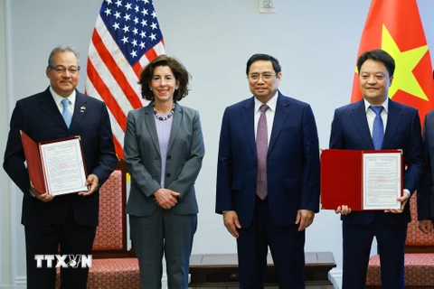 Thủ tướng Phạm Minh Chính và Bộ trưởng Thương mại Hoa Kỳ Gina Raimondo chứng kiến trao Biên bản ghi nhớ hợp tác đầu tư trong lĩnh vực 5G giữa Tập đoàn Viễn thông VNPT và đại diện Tập đoàn Casasystem. (Ảnh: Dương Giang/TTXVN)