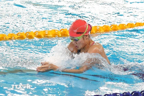 Vận động viên Võ Thị Mỹ Tiên (Việt Nam) thi đấu vòng loại bơi 200m hỗn hợp nữ. (Ảnh: Phạm Kiên/TTXVN)