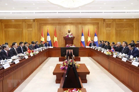 Chủ tịch Quốc hội Vương Đình Huệ hội đàm với Chủ tịch Quốc hội Lào Saysomphone Phomvihane. (Ảnh: Doãn Tấn/TTXVN) 