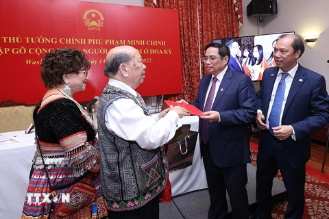 Thủ tướng Phạm Minh Chính với giáo sư Yang Dao trong buổi gặp gỡ cộng đồng người Việt Nam tại Hoa Kỳ. (Ảnh: Dương Giang/TTXVN) 
