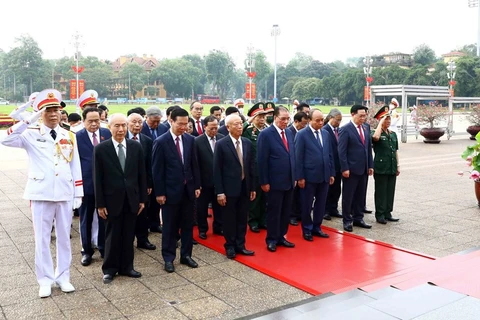 Các vị lãnh đạo Đảng, Nhà nước và các đại biểu kính cẩn trước Lăng viếng Chủ tịch Hồ Chí Minh. (Ảnh: An Đăng/TTXVN) 