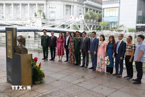 Đại sứ quán và các cơ quan đại diện Việt Nam tại Singapore dâng hoa tại tượng đài Bác Hồ. (Ảnh: Lê Dương/TTXVN)