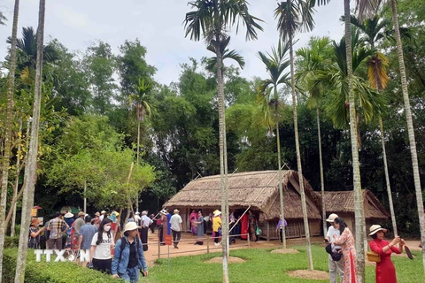 Du khách tham quan làng Hoàng Trù, quê Ngoại Chủ tịch Hồ Chí Minh. (Ảnh: Tá Chuyên/TTXVN)