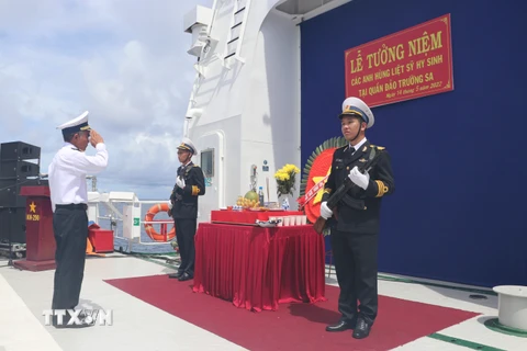 Chuẩn đô đốc Lương Việt Hùng, Phó Tư lệnh Quân chủng Hải quân thực hiện nghi thức dâng hương, dâng hoa tưởng niệm các Anh hùng liệt sỹ. (Ảnh: Viết Tôn/TTXVN) 