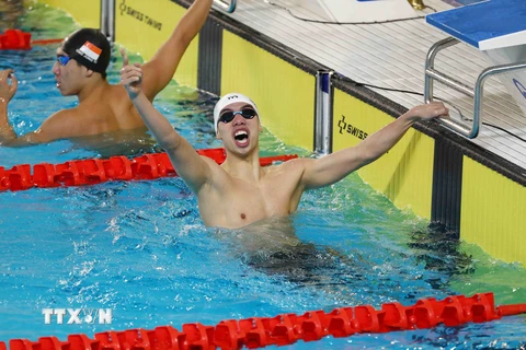 Niềm vui của vận động viên Nguyễn Huy Hoàng (Việt Nam) giành Huy chương vàng nội dung 200m bơi bướm nam với thành tích 1 phút 58 giây 81. (Ảnh: Phạm Kiên/TTXVN)